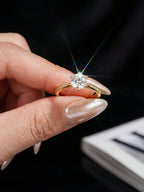 ANILLO CLÁSICO DORADO — Moissanite 1CT